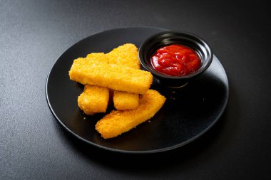 Kızarmış balık kroket ve ketçaplı ekmek kırıntıları.