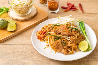 Asya usulü kızarmış pilav ve domuz eti.