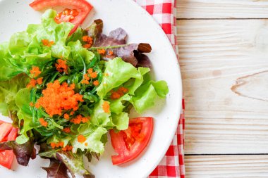 Japon yosunu ve karides yumurtalı sebze salatası - sağlıklı ve vejetaryen yemek tarzı