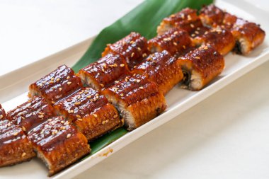 Dilimlenmiş yılan balığı ya da soslu ızgara unagi (Kabayaki) - Japon yemeği tarzı.