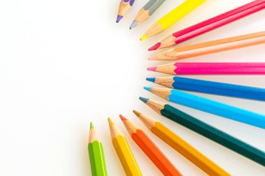 Kopyalama alanı olan beyaz arkaplan üzerindeki renk kalemi