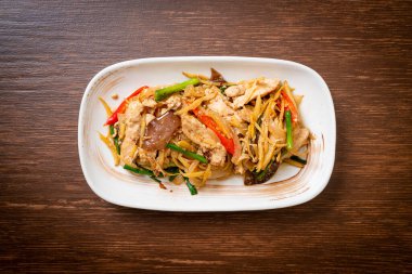 Zencefilli kızarmış tavuk. Asya usulü.