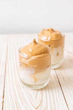 Dalgona kahvesi. Krem şantili buzlu içecek, kahve köpüğü ve süt. Covid-19 şehir karantinası sırasındaki son moda içki, ev konseptinde kalın..