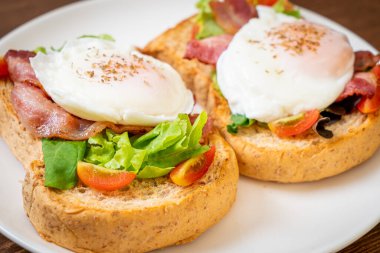 Kahvaltıda sebzeli, pastırmalı, yumurtalı ya da yumurtalı tam buğday ekmeği.