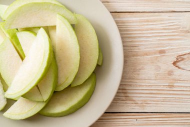 taze guava meyveleri (tropikal meyve) dilimlenmiş