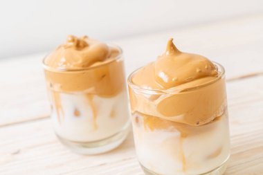 Dalgona kahvesi. Krem şantili buzlu içecek, kahve köpüğü ve süt. Covid-19 şehir karantinası sırasındaki son moda içki, ev konseptinde kalın..