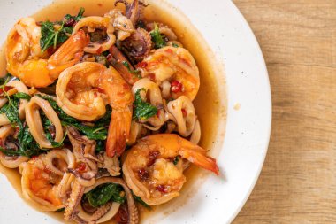 Tayland fesleğenli kızarmış deniz ürünleri (karides ve kalamar) - Asya usulü