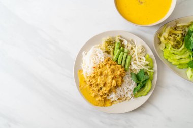 Tayland Pirinç Eriştesi ve Yengeç Körisi ve Çeşitli Sebzeler Tayland yerel güney yemekleri