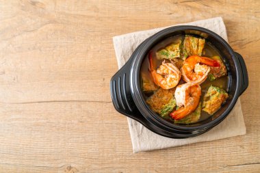 Karides ve sebze omletli Tamarind Paste 'den yapılmış ekşi çorba - Asya usulü.