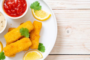 Kızarmış balık çubuğu ya da soslu patates kızartması.