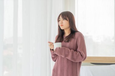 Güzel Asyalı kadınlar sabahları kahve içerler.