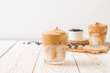 Dalgona kahvesi. Krem şantili buzlu içecek, kahve köpüğü ve süt. Covid-19 şehir karantinası sırasındaki son moda içki, ev konseptinde kalın..