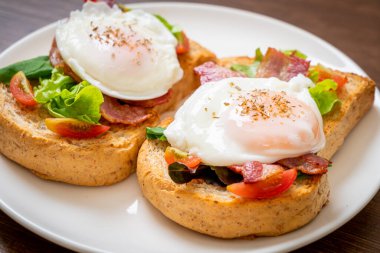 Kahvaltıda sebzeli, pastırmalı, yumurtalı ya da yumurtalı tam buğday ekmeği.