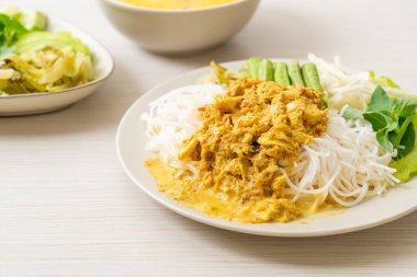 Tayland Pirinç Eriştesi ve Yengeç Körisi ve Çeşitli Sebzeler Tayland yerel güney yemekleri