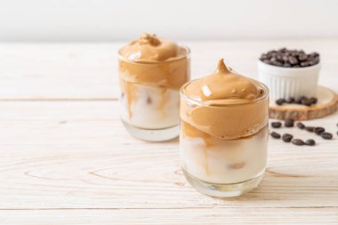 Dalgona kahvesi. Krem şantili buzlu içecek, kahve köpüğü ve süt. Covid-19 şehir karantinası sırasındaki son moda içki, ev konseptinde kalın..