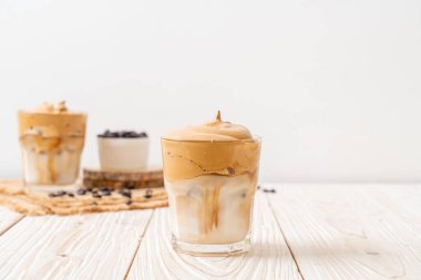 Dalgona kahvesi. Krem şantili buzlu içecek, kahve köpüğü ve süt. Covid-19 şehir karantinası sırasındaki son moda içki, ev konseptinde kalın..