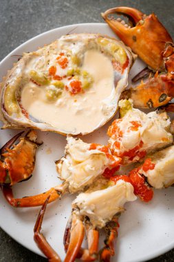 Baharatlı deniz ürünleri soslu taze sütle haşlanmış yumurta yengeci.