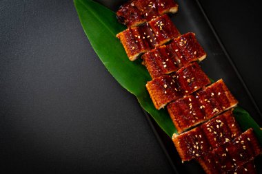 Dilimlenmiş yılan balığı ya da soslu ızgara unagi (Kabayaki) - Japon yemeği tarzı.