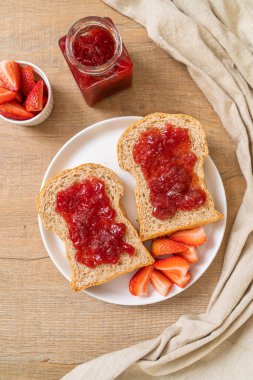 Çilek reçelli ve taze çilekli ev yapımı tam buğday ekmeği.