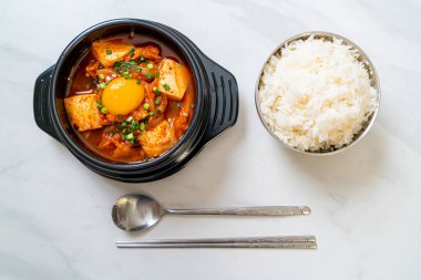Tofu ve yumurtalı Kimchi Çorbası veya Kore Kimchi Güveci - Kore Yemekleri Geleneksel Tarzı