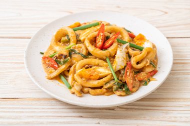 Kızarmış kalamar ya da ahtapotu tuzlu yumurtayla karıştırın - Asya yemeği tarzı