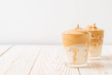 Dalgona kahvesi. Krem şantili buzlu içecek, kahve köpüğü ve süt. Covid-19 şehir karantinası sırasındaki son moda içki, ev konseptinde kalın..