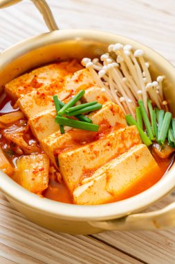 Tofu ve yumurtalı Kimchi Çorbası veya Kore Kimchi Güveci - Kore Yemekleri Geleneksel Tarzı