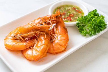 fırında tuzlanmış karides ya da deniz ürünleri soslu karides - deniz ürünleri tarzı.