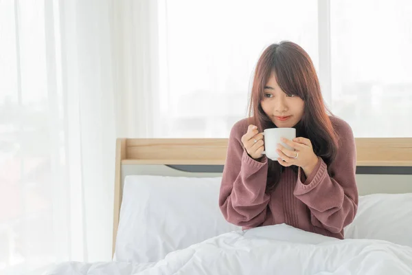 Güzel Asyalı Kadınlar Sabahları Yatakta Kahve Içerler — Stok fotoğraf