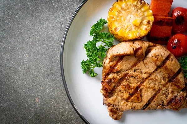 Gegrilde Barbecue Filet Varkensvlees Steak Met Maïs Wortel Tomaten — Stockfoto