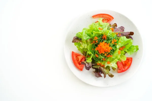 Groentesalade Met Japans Zeewier Garnaleneieren Geïsoleerd Witte Achtergrond — Stockfoto