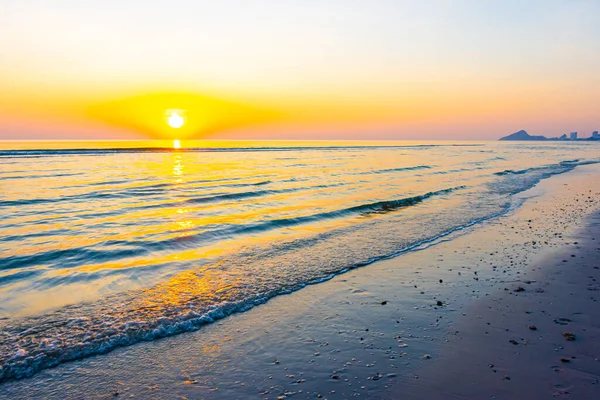 Όμορφη Ανατολή Ηλιοβασίλεμα Ουρανό Λυκόφως Και Παραλία Της Θάλασσας — Φωτογραφία Αρχείου