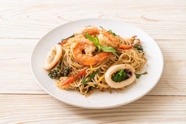 Fesleğenli, biberli, karidesli ve kalamarlı Çin eriştesi. Asya usulü.