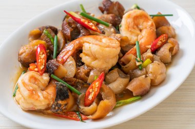 Karidesli haşlanmış deniz hıyarı Asya usulü.