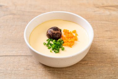 sebze, mantar ve havuç ile ev yapımı haşlanmış yumurta