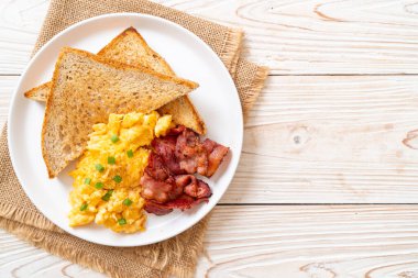 Çırpılmış yumurta, kızarmış ekmek ve kahvaltıda pastırma.
