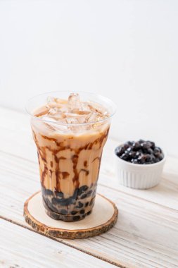 Tahta masada köpüklü Tayvan sütü çayı