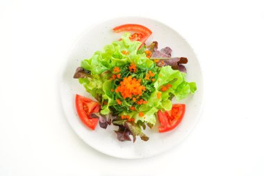 Japon yosunlu sebze salatası ve beyaz arka planda karides yumurtası.