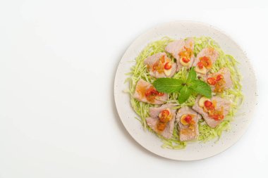 Baharatlı domuz salatası ya da limon sarımsaklı haşlanmış domuz eti ve beyaz arka planda izole edilmiş acılı sos.