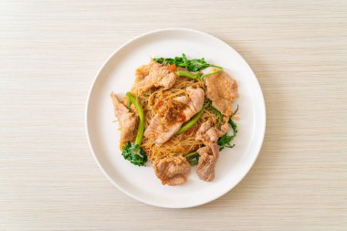 Kızarmış pirinç vermicelli ve domuz etli mimoza Asya usulü.