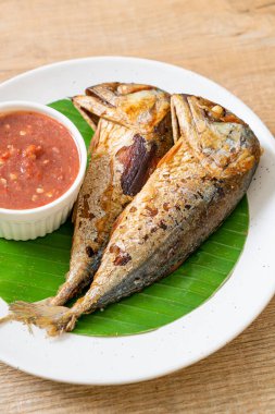 Baharatlı karides soslu kızarmış uskumru balığı, Tayland usulü.