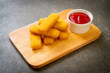 Kızarmış balık kroket ve ketçap.