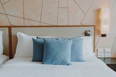 Yatak odasının içinde güzel ve rahat bir yastık dekorasyonu.