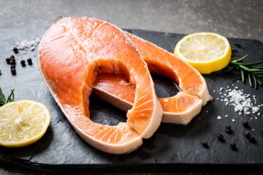 İçinde malzeme olan taze çiğ somon filetosu bifteği.