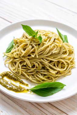Homamade spagetti pesto sos, zeytin yağı ve fesleğen yaprakları ile.