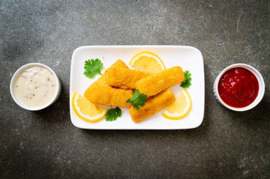 Kızarmış balık çubuğu ya da soslu patates kızartması.