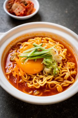 Yumurta, sebze ve kimchi ile Kore usulü baharatlı hazır erişte.