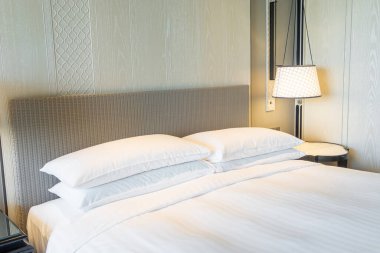 Beyaz yastıklar yatak odasının iç tarafında.