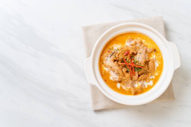 Tayland yemeği seti körili domuz eti Tayland yemeği tarzı.