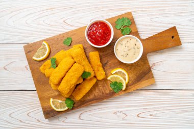 Kızarmış balık çubuğu ya da soslu patates kızartması.